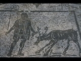 02074 ostia - regio ii - insula vii - piazzale delle corporazioni (ii,vii,4) - station 57 - im hintergrund artemis mit einem hirsch - detail - 2013.jpg